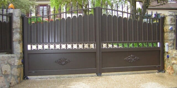 Pose d'un portail aluminium style tradition avec festons, ouverture battante. Modèle PHALARIS, Collection TRADITION Horizal