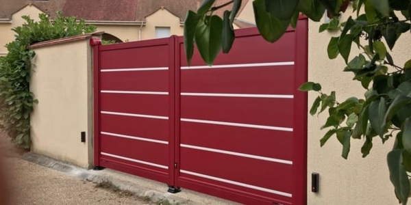 Portail battant aluminium, avec motorisation invisible intégrée. Portail avec fins décors en aluminium modèle KANTUM, Collection ANODIK Horizal