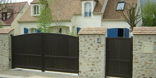 Pose d'un portail contemporain plein avec motorisation invisible. Modèle KITNOS, Collection CONTEMPORAIN Horizal