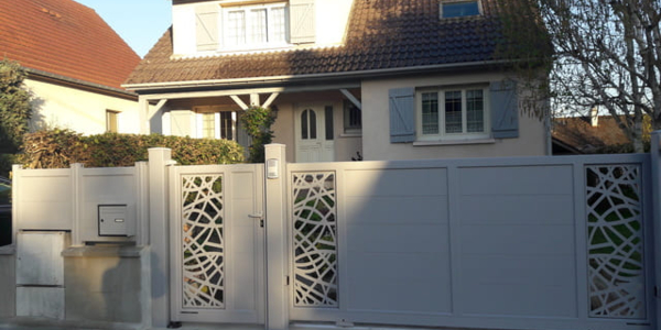 Portail coulissant et portillon en aluminium avec intégration de décors en découpe laser. Modèle IZIS, motif Courbes, Collection LAZER